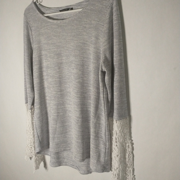 Hannah striped top with crochet sleeves size large - Picture 4 of 7